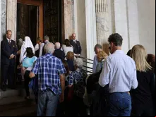 Fiéis cruzam a Porta Santa no Vaticano 