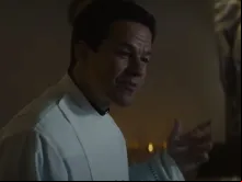 Mark Wahlberg como padre Stu.