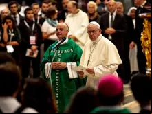 Dom Rino Fisichella e Papa Francisco na Basílica de São Pedro.
