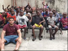 José Jaramillo, assessor de jovens de Fofasta junto com um grupo de congoleses