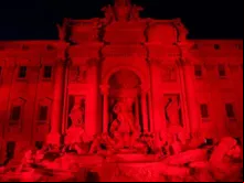Fontana di Trevi em Roma ficou vermelha em homenagem aos mártires cristãos.