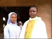 Pe. Ferdinand Fanen Ngugban junto de uma religiosa.