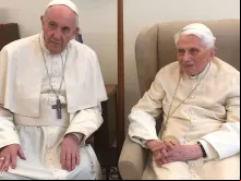 Papa Francisco com Bento XVI, em sua visita de 15 de abril de 2019.