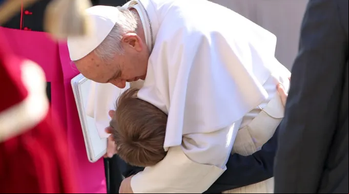 FranciscoAbrazoNino_DanielIbanezACIPrensa_281215.jpg ?? 