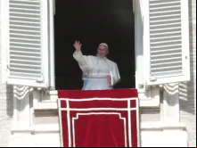Papa saúda os fiéis durante o Ângelus.