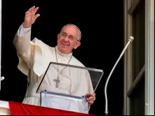 Papa Francisco saúda da janela do Palácio Apostólico.