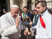 Papa Francisco abençoando a tocha da paz 