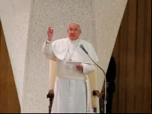 Papa Francisco fala na Sala Paulo VI.