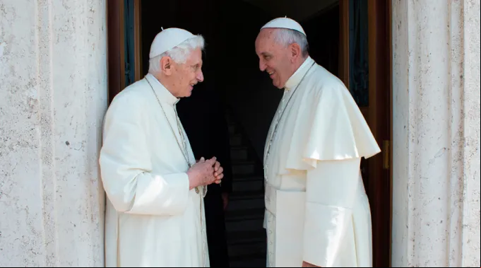 FranciscoBenedictoXVI_LOsservatoreRomano_011215.jpg ?? 