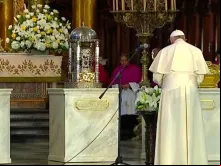 Papa Francisco reza diante das relíquias dos santos peruanos na Catedral de Lima. Captura Youtube.
