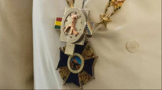 FranciscoCondecoraciones_LOsservatoreRomano_100715.jpg ?? 