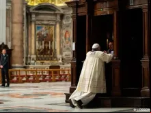 Papa Francisco se confessando durante a Jornada “24 horas para o Senhor” em 2014