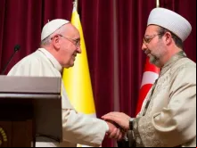 Papa Francisco saúda o encarregado muçulmano de assuntos religiosos da Turquia, Mehmet Gormez.