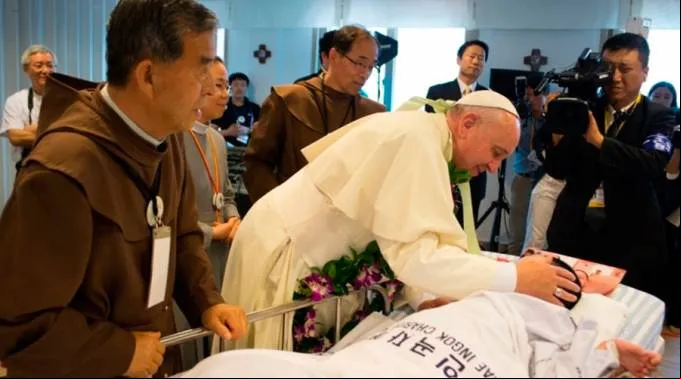 FranciscoEnfermo_LOsservatoreRomano_150915.jpg ?? 