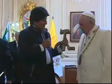 Evo Morales deu de presente um Cristo sobre uma foice e um martelo de madeira. Imagem: captura de Youtube