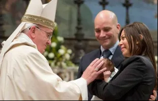 Papa Francisco junto a uma família