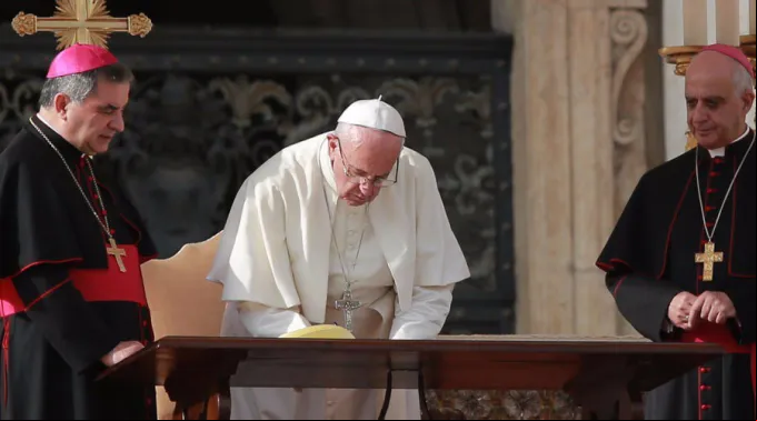 FranciscoFirmandoCartaApostolica.jpeg ?? 