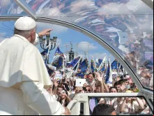 Papa Francisco saúda centenas de jovens.