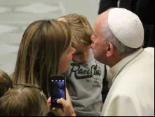 Papa Francisco saudando em uma audiência