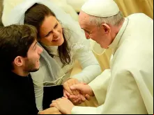 Papa Francisco e um casal de recém-casados.