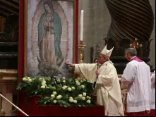 Papa com uma imagem de Nossa Senhora de Guadalupe, no Vaticano.