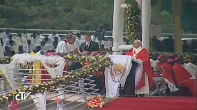 FranciscoMisaUgandaNota_CapturaYoutube_281115.jpg ?? 