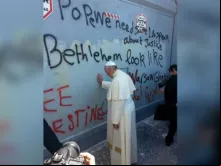 O Papa diante do muro que divide a Palestina e Israel.