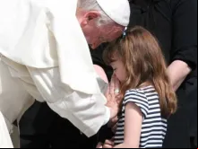 Papa Francisco se encontra com a pequena Lizzy Myers 