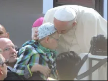 Papa Francisco beija um menino doente de câncer 