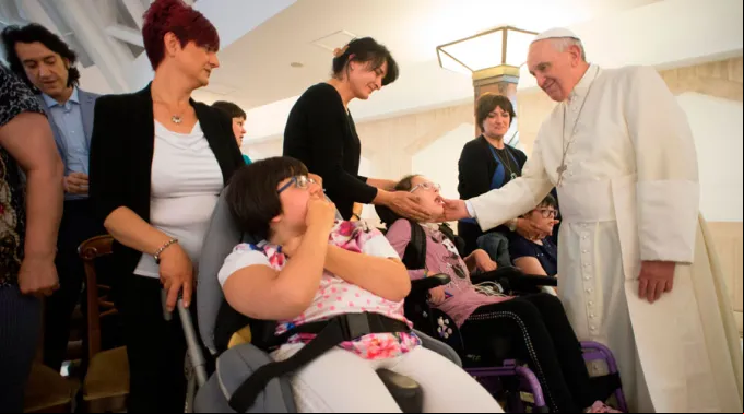 FranciscoNinosEnfermos_LOsservatoreRomano_290515_1.jpg ?? 