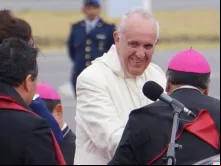 Papa Francisco saúda Bispos quando chega em Quito (Equador), no dia 5 de julho.