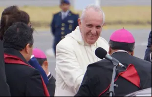 Papa Francisco saúda Bispos quando chega em Quito (Equador), no dia 5 de julho.