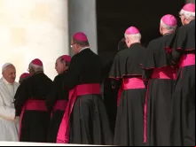 O Papa Francisco saúda um grupo de bispos