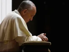 Papa Francisco em oração.