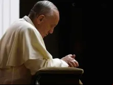 Papa Francisco em oração.