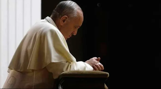FranciscoOracion_VaticanMedia_050317.jpg ?? 