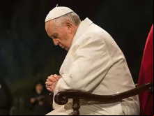 Papa Francisco em oração.