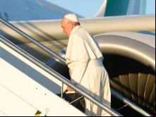 Papa Francisco parte no avião.
