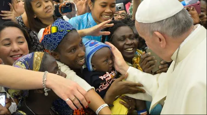 FranciscoPeregrinos_LOsservatoreRomano_131015.jpg ?? 
