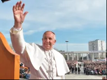 Papa Francisco saudando na Praça de São Pedro 