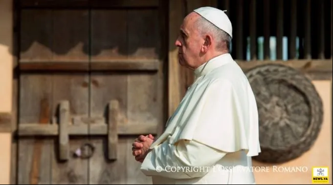 FranciscoRezando_LOsservatoreRomano.jpg ?? 