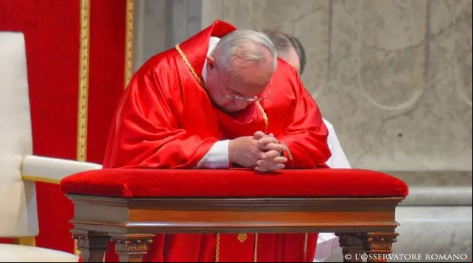 FranciscoRezando_LOsservatoreRomano_310315.jpg ?? 