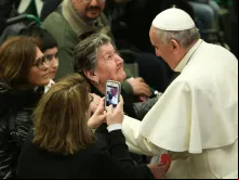 Papa saudando algumas mulheres.