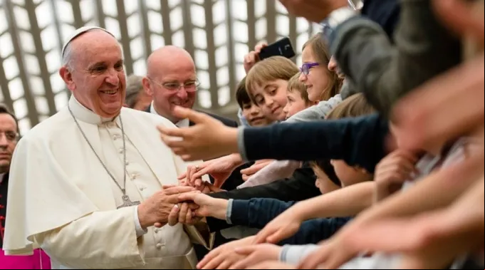 FranciscoSaludando_LOR_121015.jpg ?? 