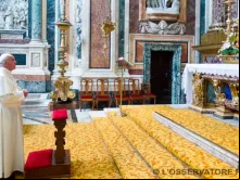 O Papa Francisco reza na Basílica Santa Maria Maior