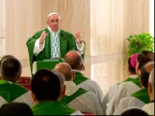Papa na capela da Casa Santa Marta.