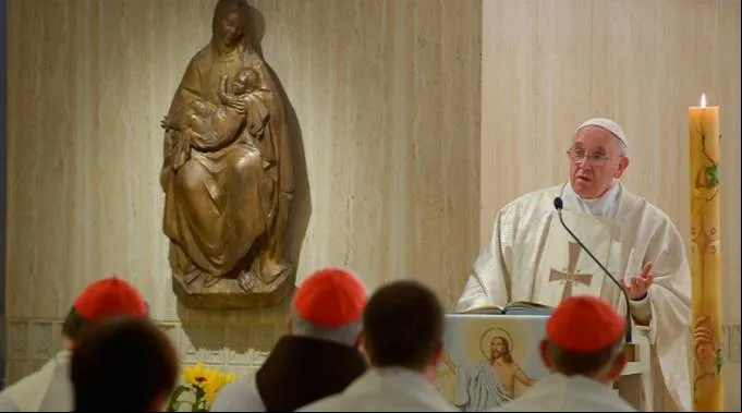 FranciscoSantaMarta_LOsservatoreRomano_011015.jpg ?? 