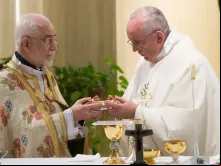 O papa Francisco e o patriarca Gregório Pedro XX concelebraram uma missa em Santa Marta, em 2015.