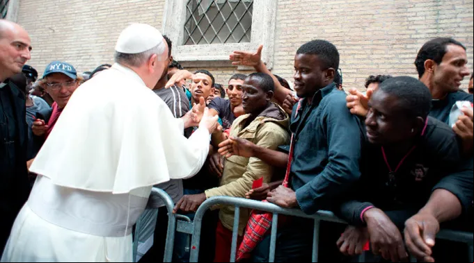FranciscoServicioJesuitaDeRefugiados_LOsservatoreRomano_140915.jpg ?? 