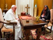 Papa Francisco com a vice-presidente do Irã, Shahindokht Molaverdi 